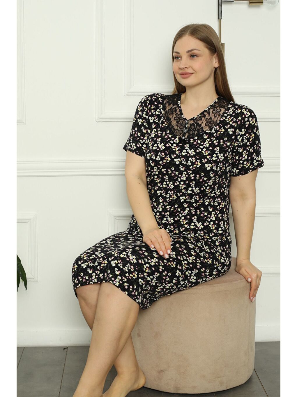Kadın Siyah Çiçek Desenli Dantel Detaylı Kısa Kollu Büyük Beden Gecelik-3