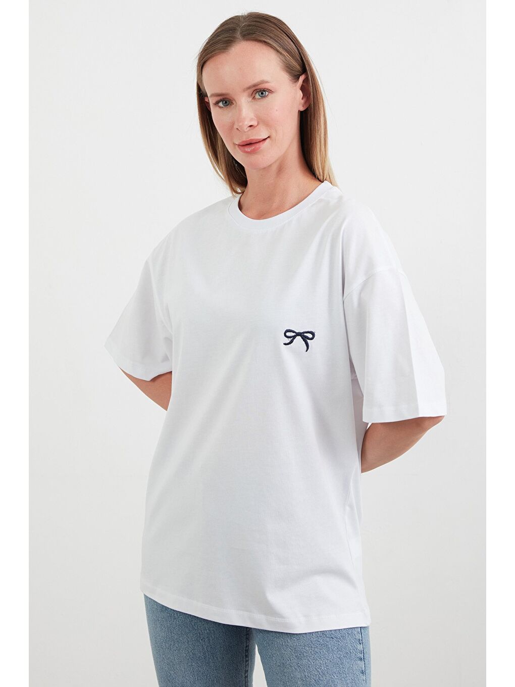 Beyaz Kurdele Nakışlı Oversize Tişört
