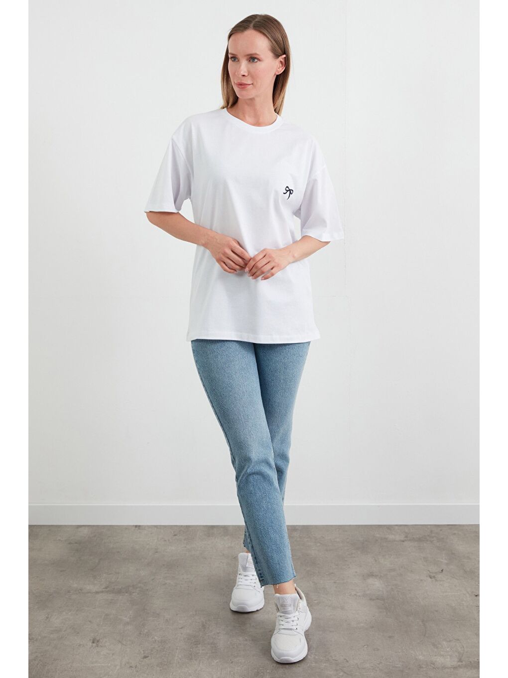 Beyaz Kurdele Nakışlı Oversize Tişört-1