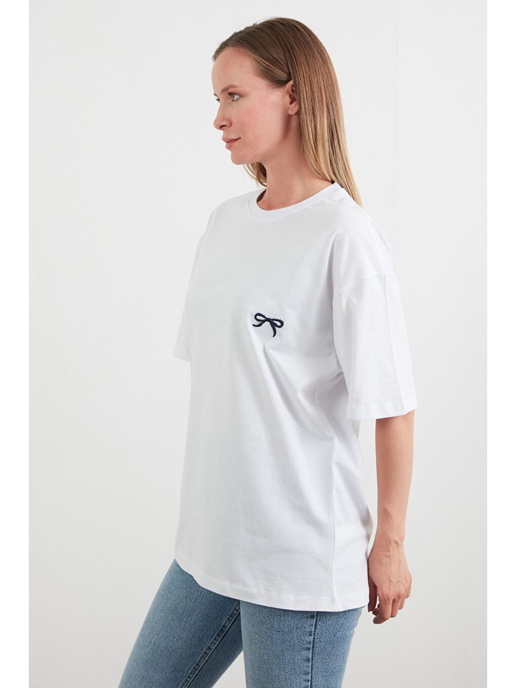 Beyaz Kurdele Nakışlı Oversize Tişört-2