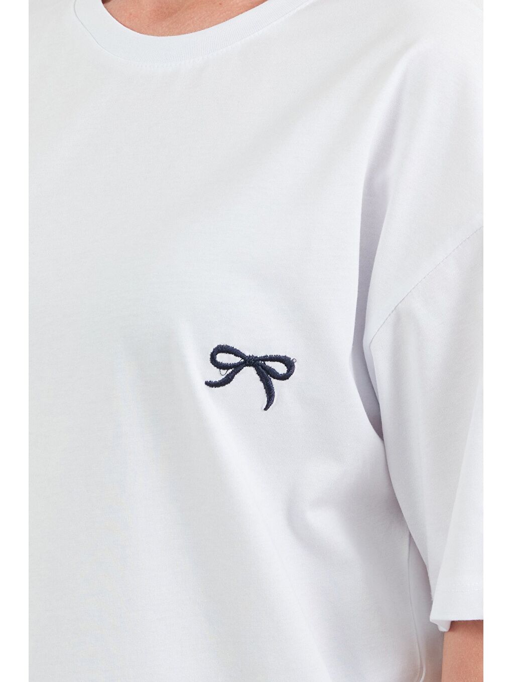 Beyaz Kurdele Nakışlı Oversize Tişört-4