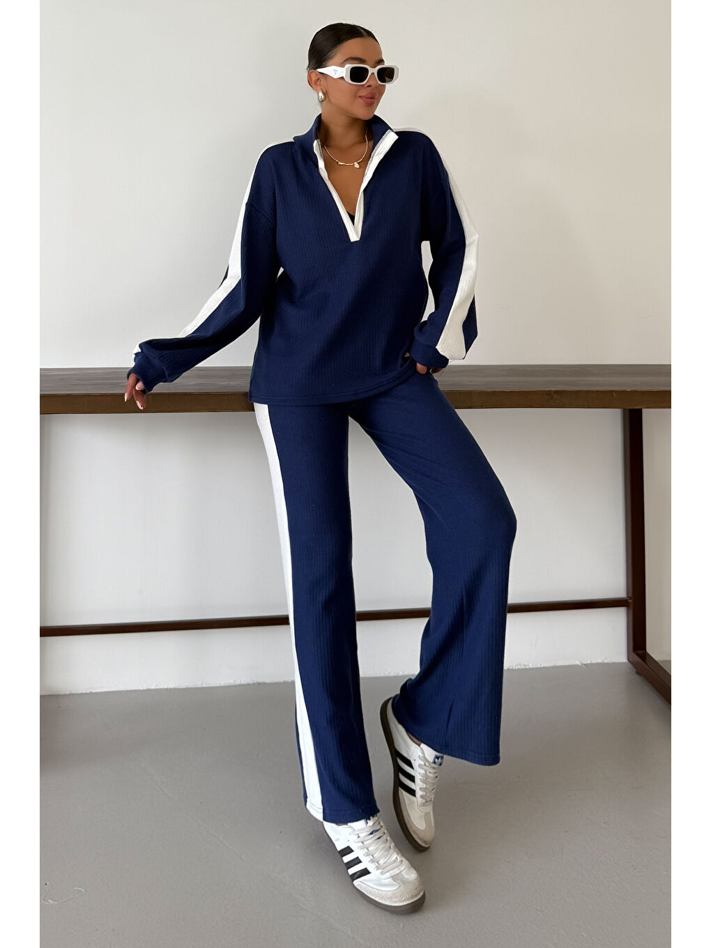 Kadın Koyu Lacivert V Yaka Beyaz Çizgi Detaylı Kazak Alt-Üst Pantolonlu Takım-1