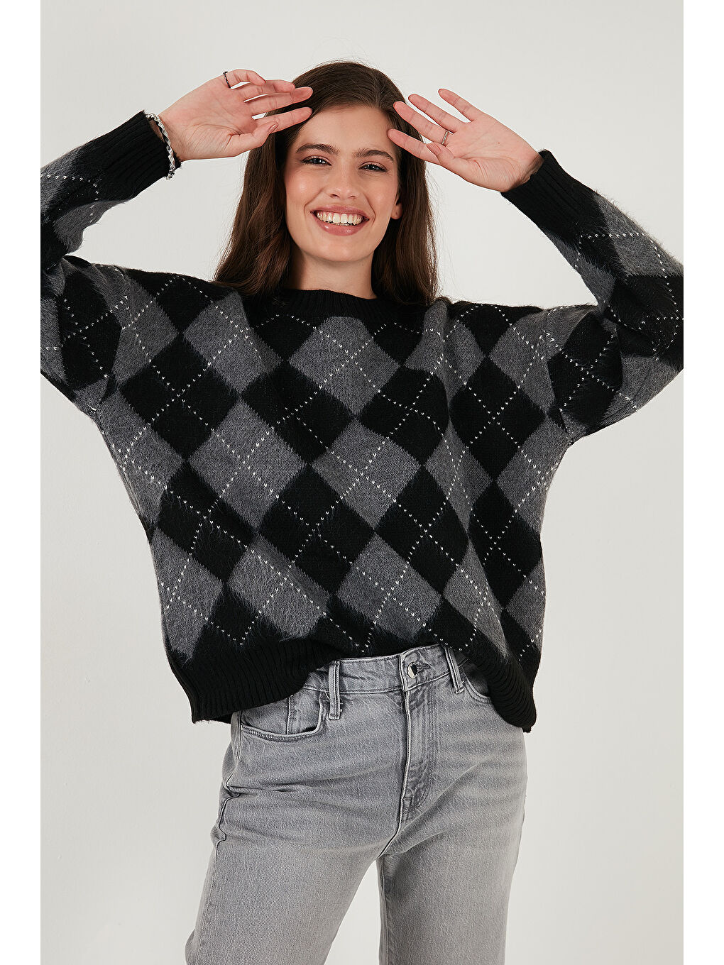 Siyah Oversize Fit Bisiklet Yaka Baklava Desenli Kazak 4615579-5