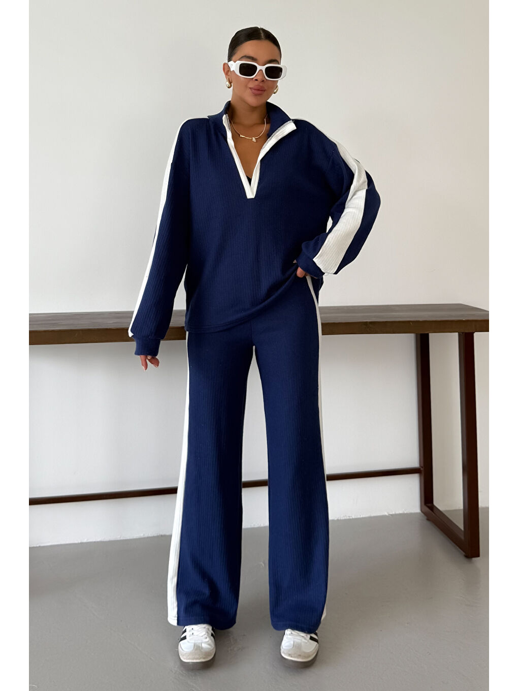 Kadın Koyu Lacivert V Yaka Beyaz Çizgi Detaylı Kazak Alt-Üst Pantolonlu Takım-2