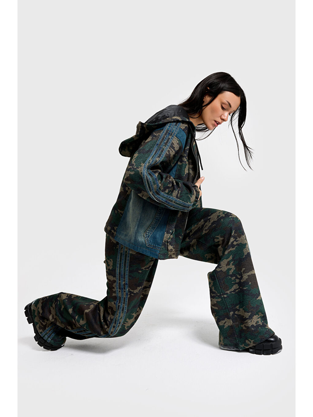 Kahverengi Kadın Kamuflaj Denim Karışımlı Bol Kesim Kapüşonlu Özel Tasarım Mont Ceket-1