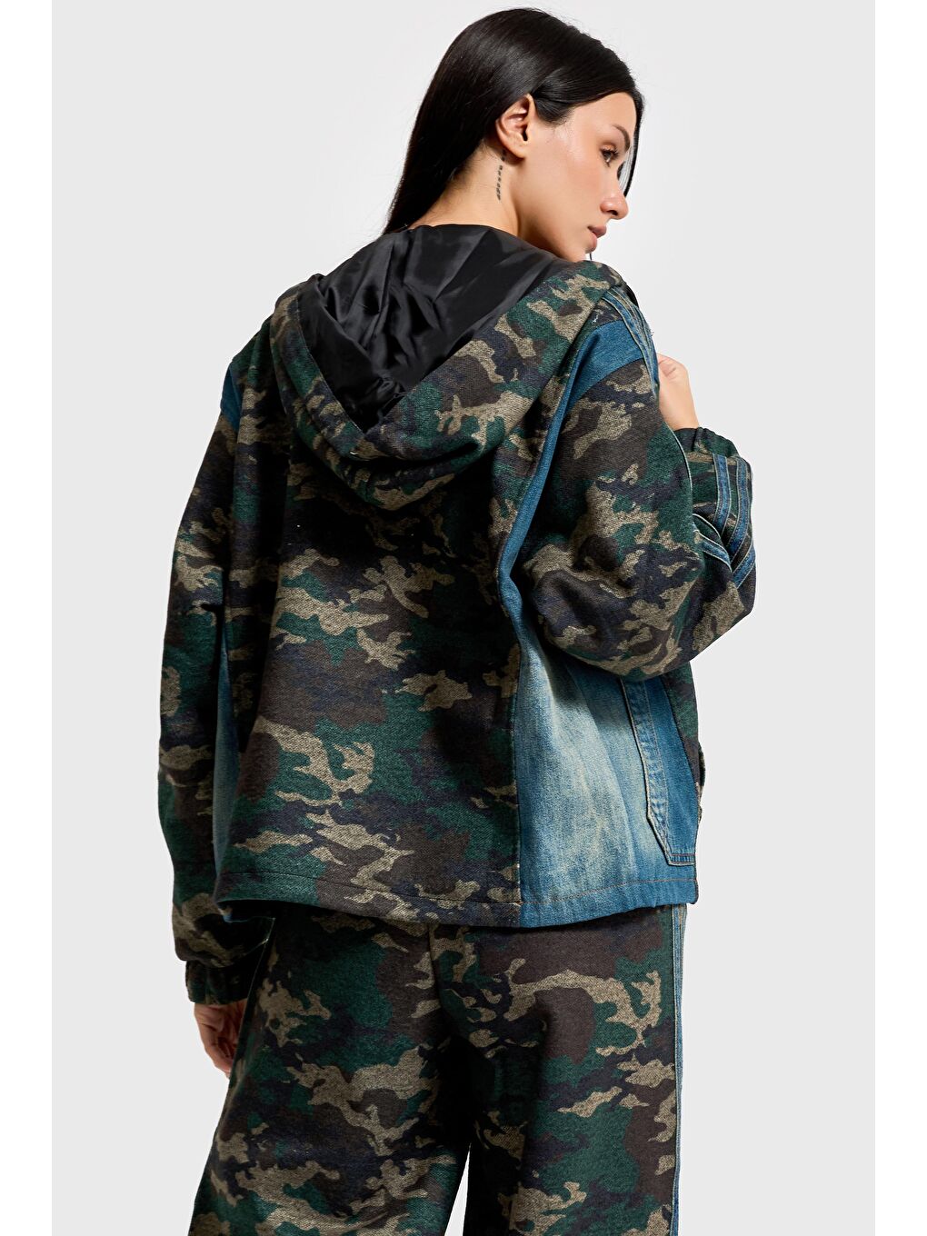 Kahverengi Kadın Kamuflaj Denim Karışımlı Bol Kesim Kapüşonlu Özel Tasarım Mont Ceket-2