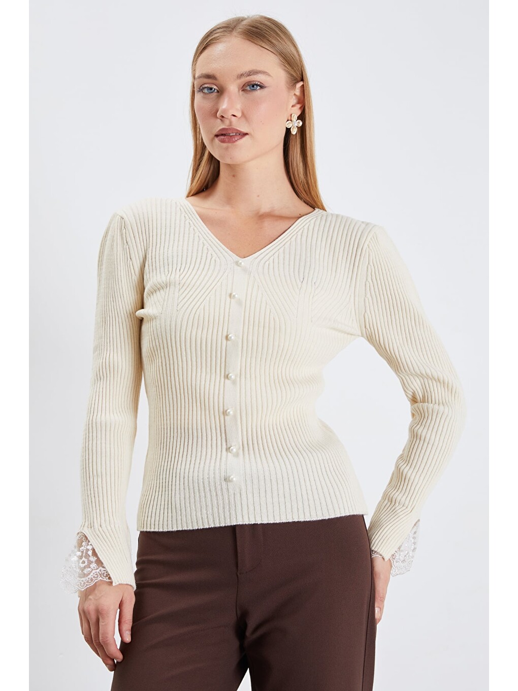 Bej Dantelli İnci Detaylı V Yaka Slim Fit Triko Bluz