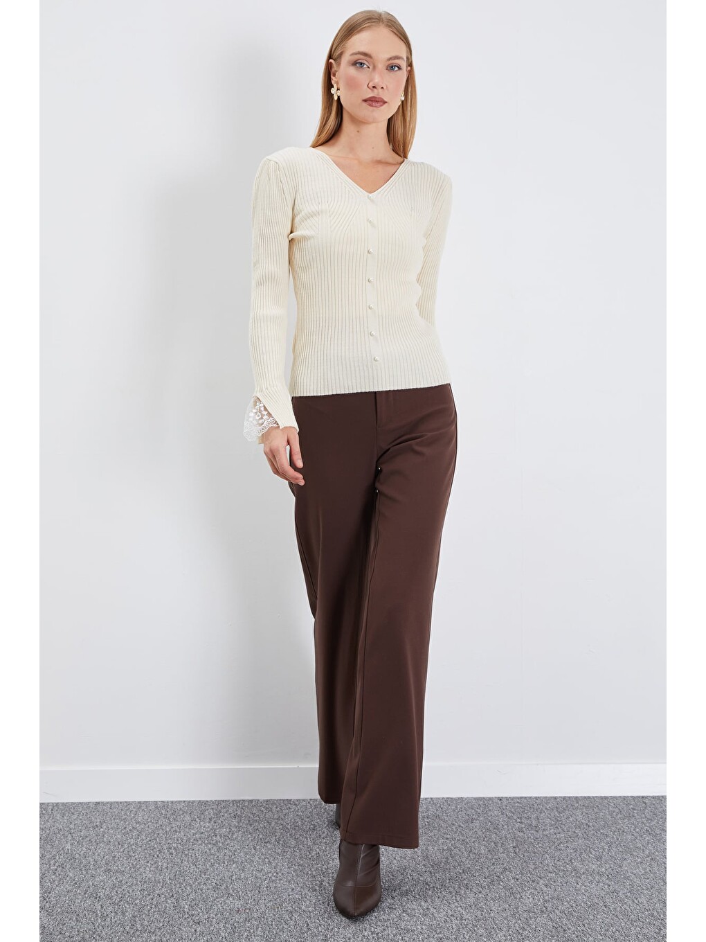 Bej Dantelli İnci Detaylı V Yaka Slim Fit Triko Bluz-2
