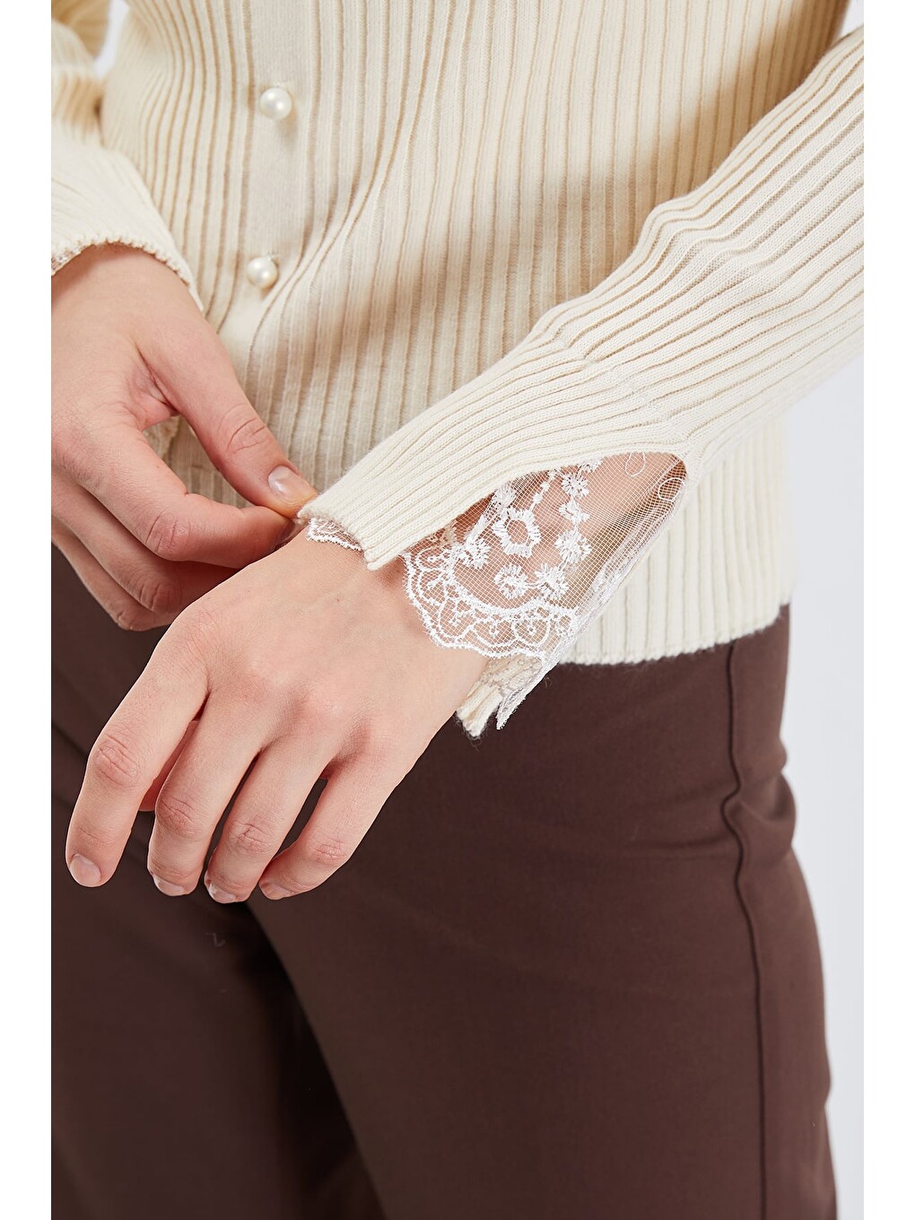 Bej Dantelli İnci Detaylı V Yaka Slim Fit Triko Bluz-4