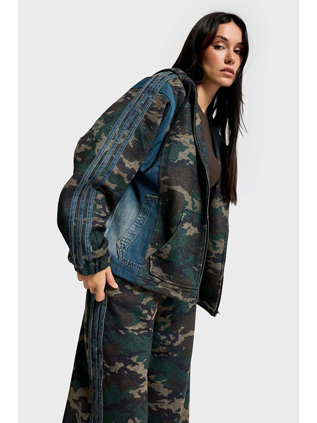 Kahverengi Kadın Kamuflaj Denim Karışımlı Bol Kesim Kapüşonlu Özel Tasarım Mont Ceket-3
