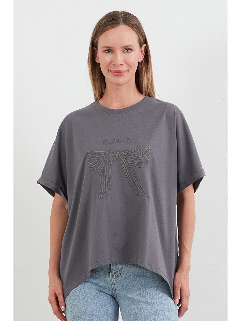 Antrasit Yazı Ve Fiyonk Nakışlı Oversize Tişört-1