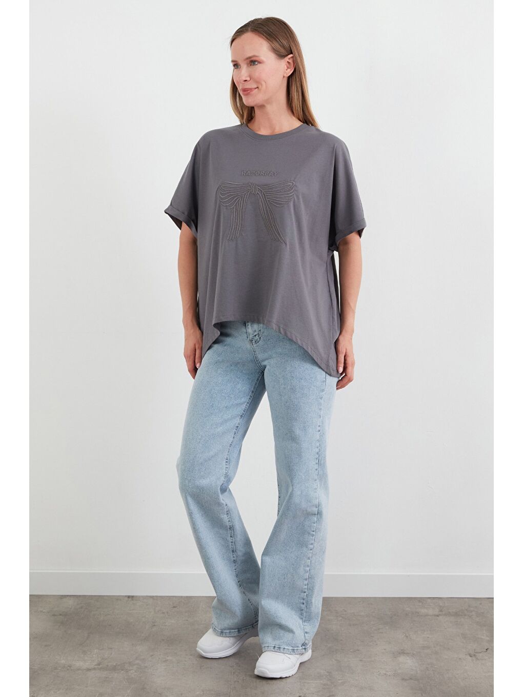 Antrasit Yazı Ve Fiyonk Nakışlı Oversize Tişört-2