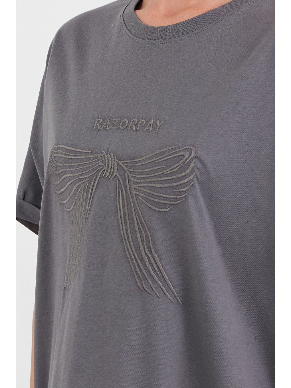 Antrasit Yazı Ve Fiyonk Nakışlı Oversize Tişört-4