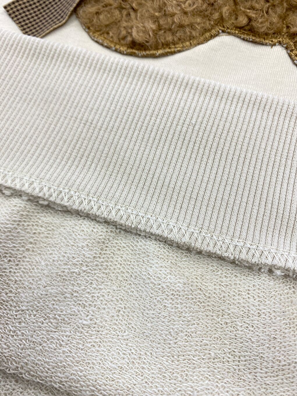 Ekru Kadın Pamuklu Kalın Kışlık Fiyonklu Kabartma Ayıcık Desenli Yüksek Kalite Ribana Kol Sweatshirt-1