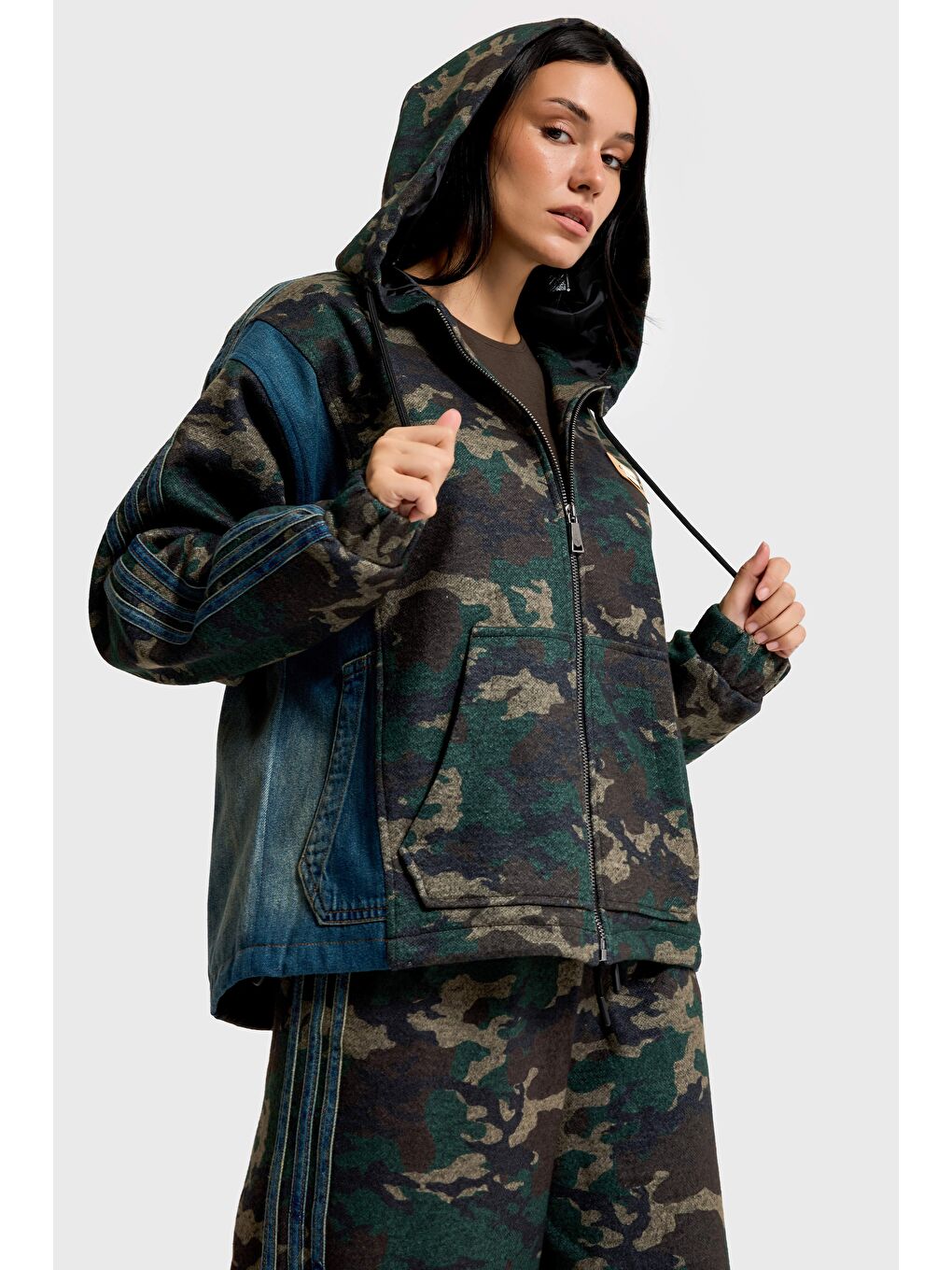 Kahverengi Kadın Kamuflaj Denim Karışımlı Bol Kesim Kapüşonlu Özel Tasarım Mont Ceket-4