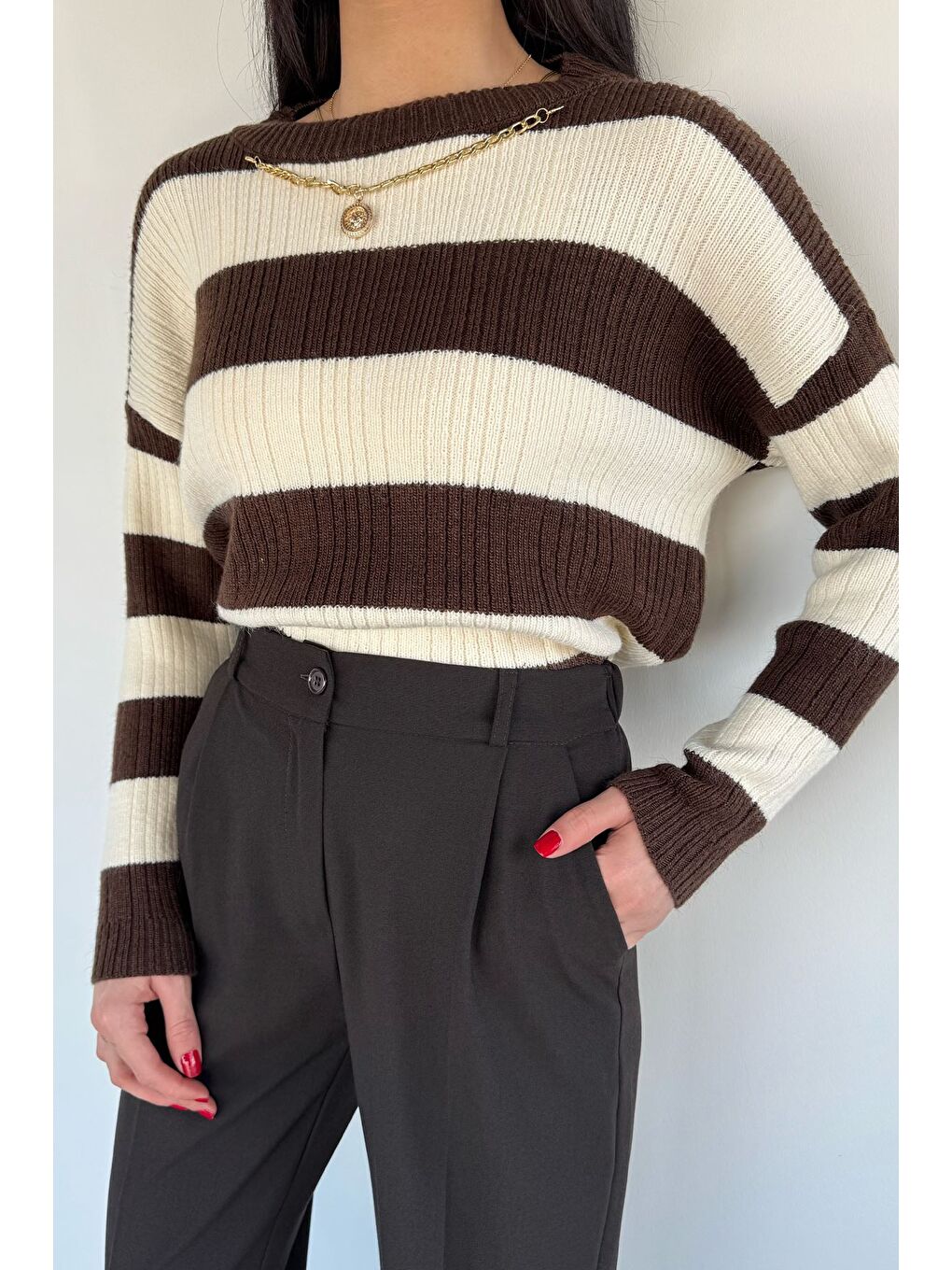 Kahverengi Kadın Kolyeli Triko Kazak