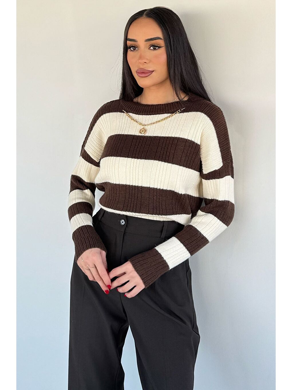 Kahverengi Kadın Kolyeli Triko Kazak-1