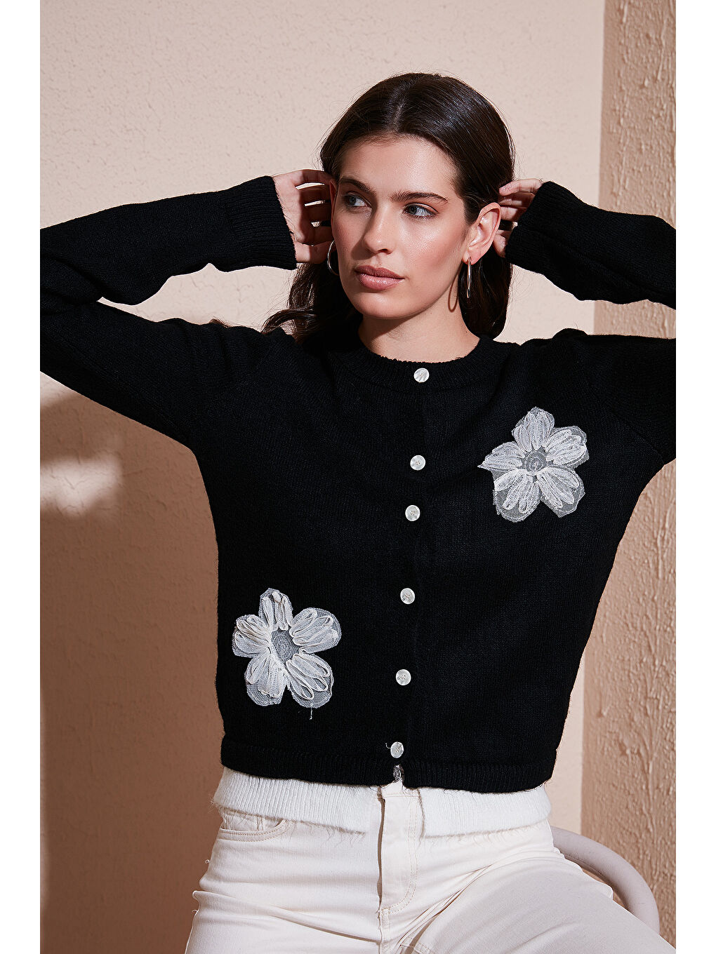 Siyah Premium Tül Çiçek Detaylı Regular Fit Bisiklet Yaka Düğmeli Triko Hırka 680HI002421