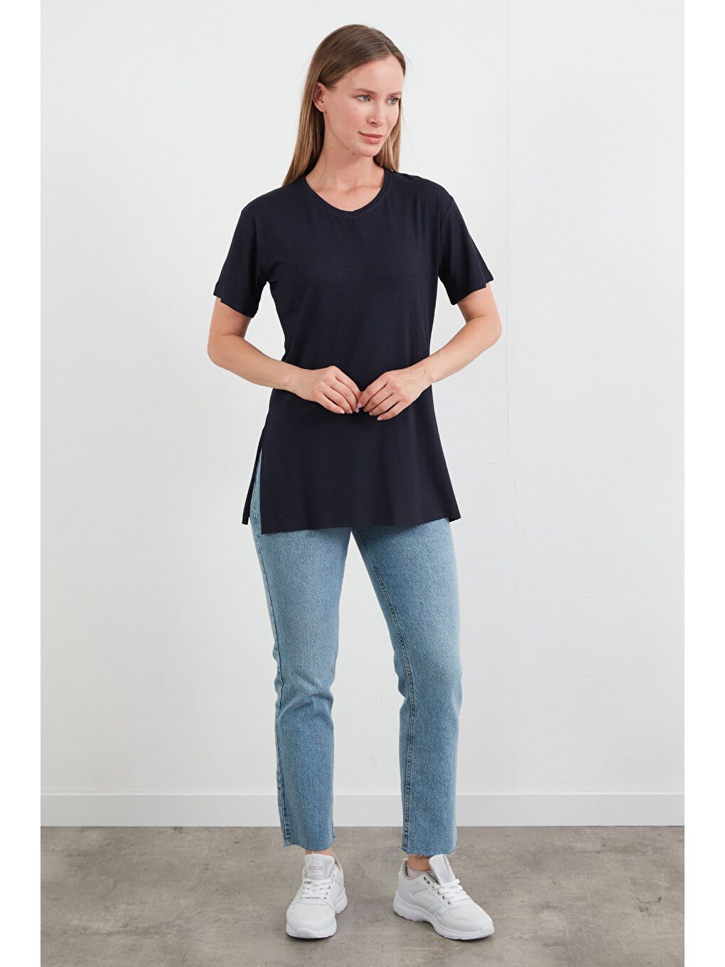 Lacivert Basic V Yaka Yanları Yırtmaçlı Elastanlı Salaş Tişört-1