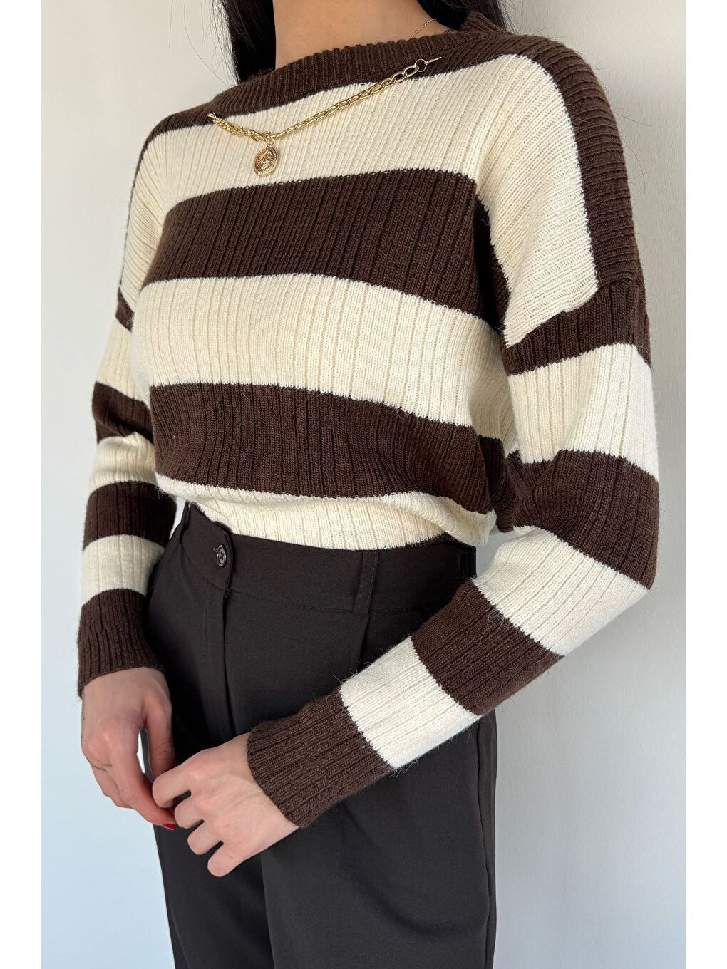 Kahverengi Kadın Kolyeli Triko Kazak-2