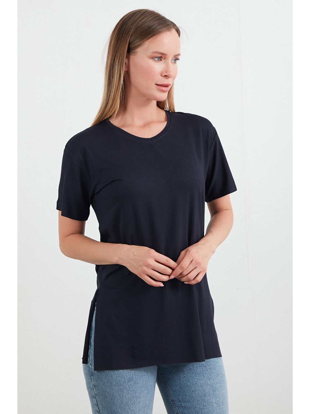 Lacivert Basic V Yaka Yanları Yırtmaçlı Elastanlı Salaş Tişört-3