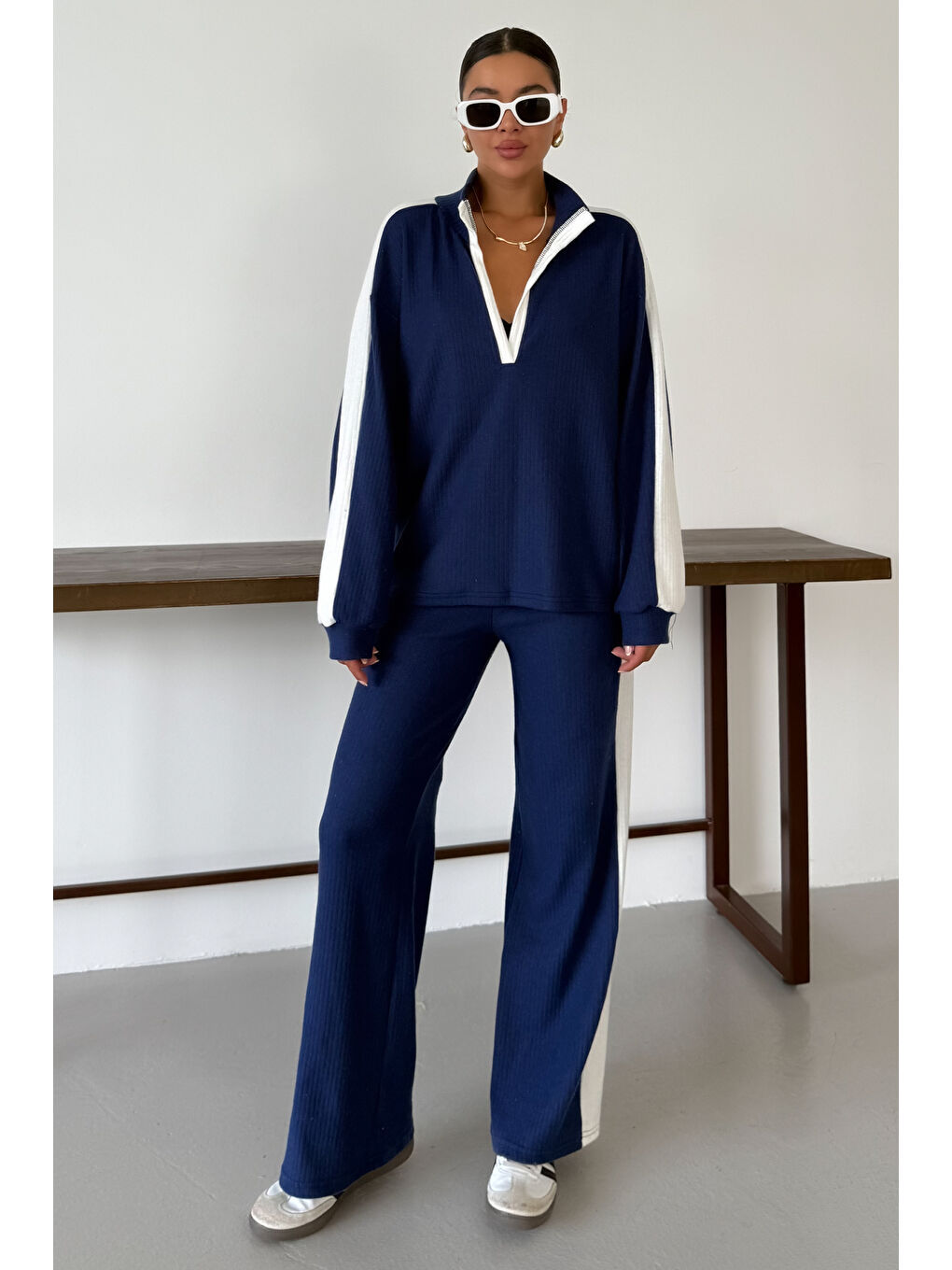 Kadın Koyu Lacivert V Yaka Beyaz Çizgi Detaylı Kazak Alt-Üst Pantolonlu Takım-4