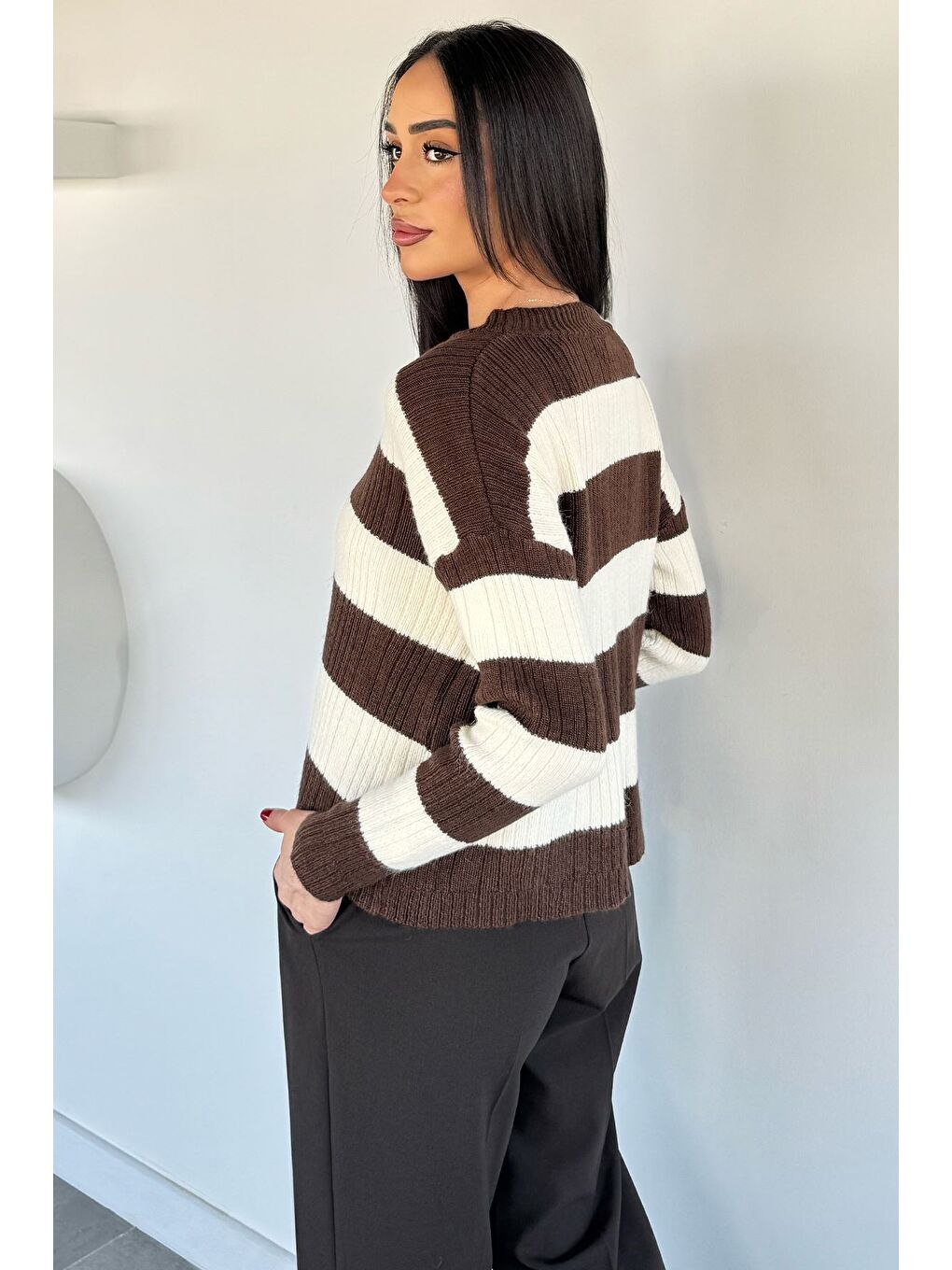Kahverengi Kadın Kolyeli Triko Kazak-3