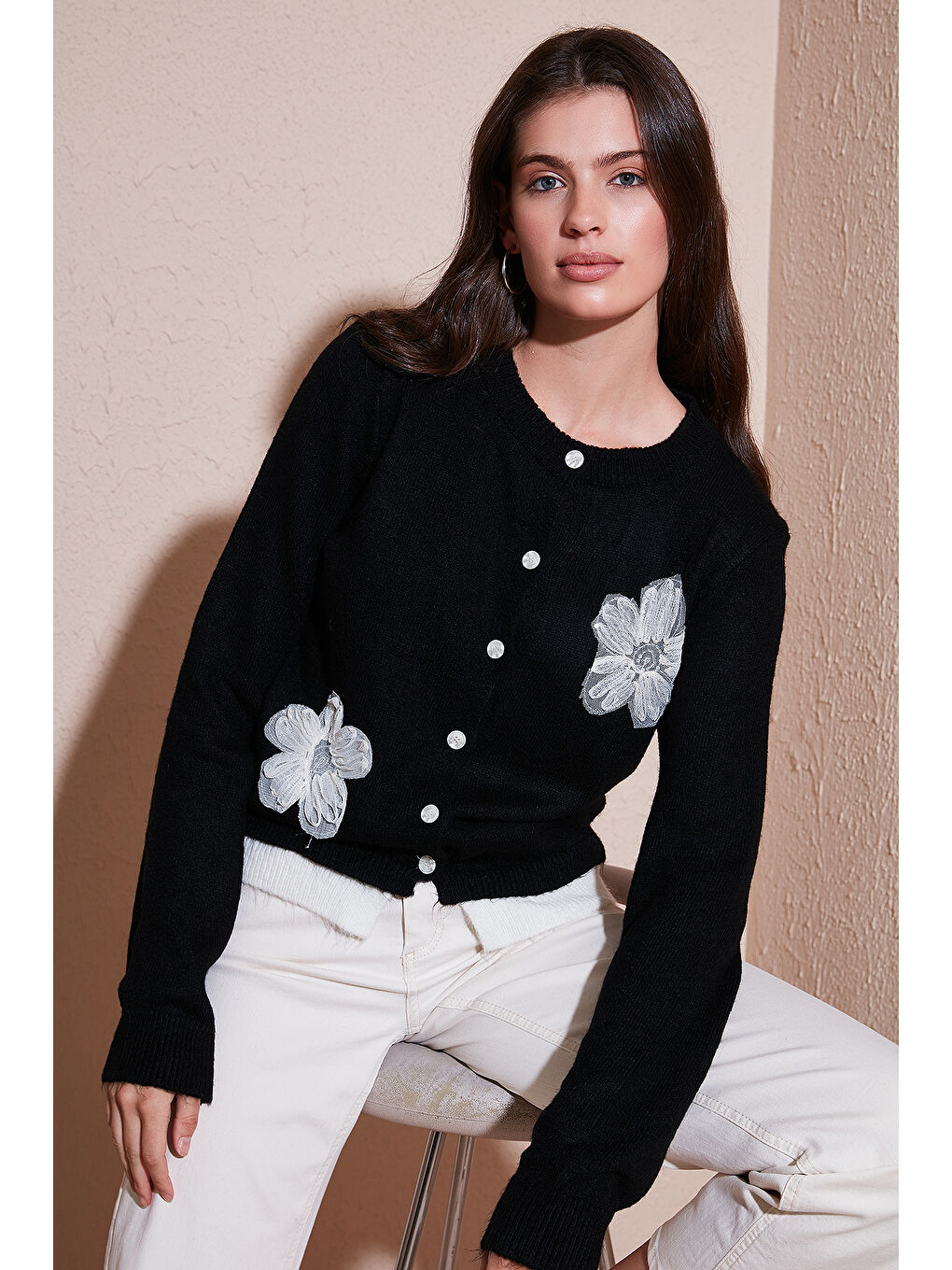 Siyah Premium Tül Çiçek Detaylı Regular Fit Bisiklet Yaka Düğmeli Triko Hırka 680HI002421-1