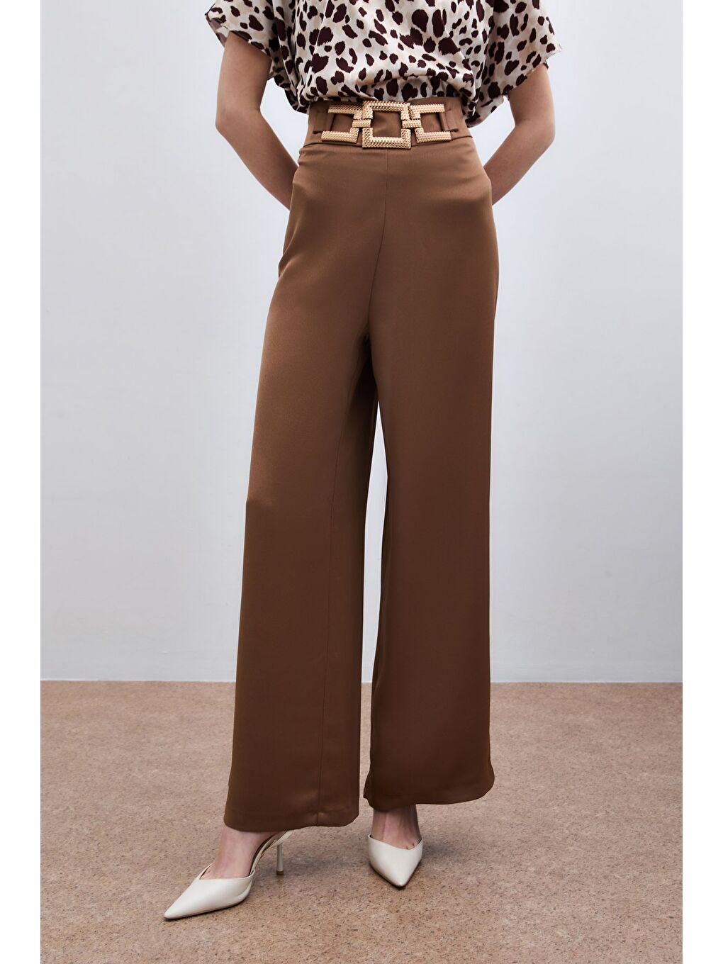 Kahverengi Bel Kemerli Saten Krep Pantolon - Camel-3