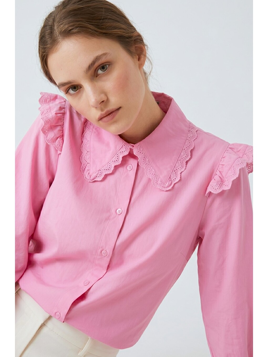 Pembe Oversize Kalıp Viktorya Esintili Fırfırlı Dantelli Gömlek-4