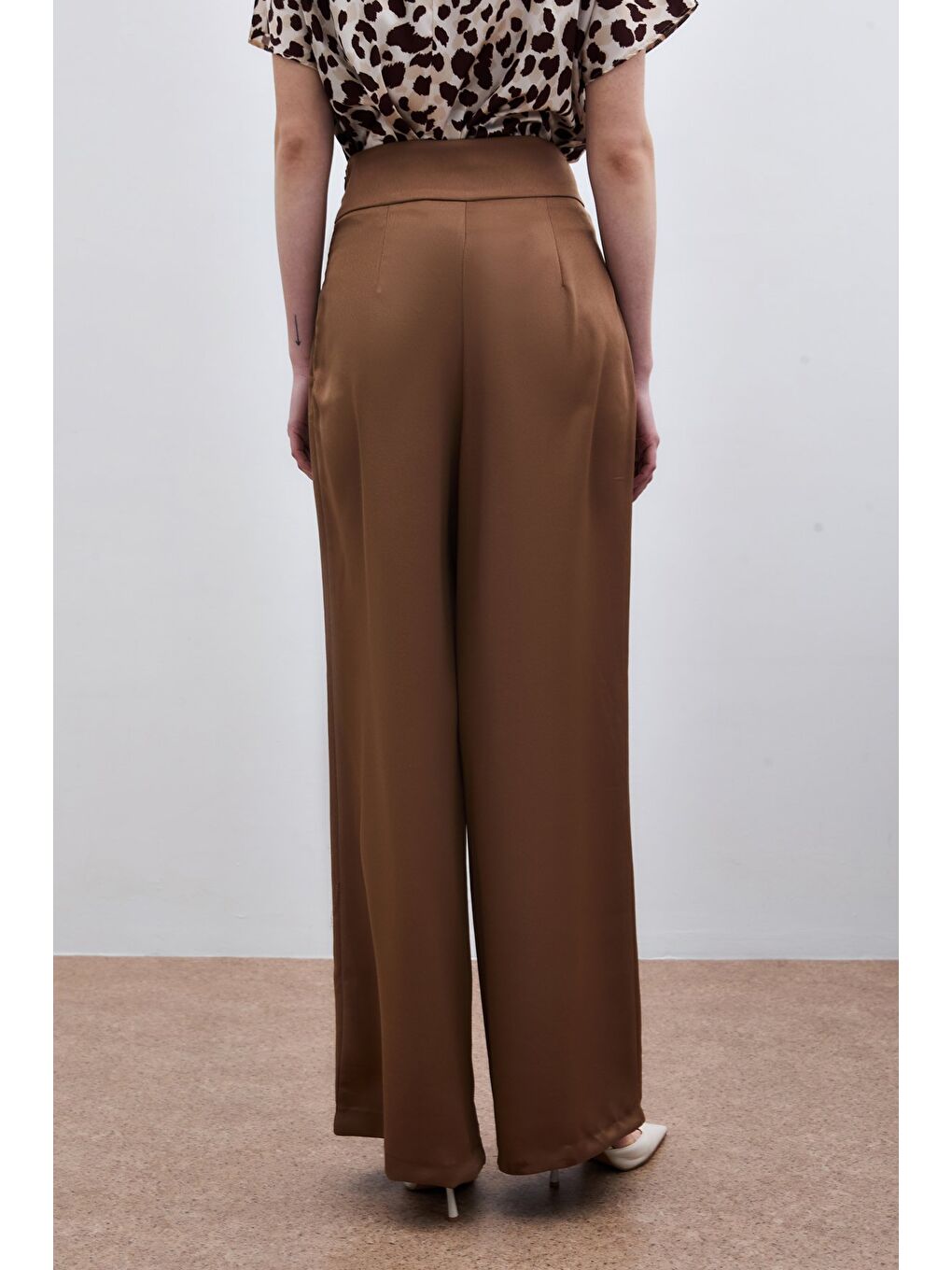Kahverengi Bel Kemerli Saten Krep Pantolon - Camel-4