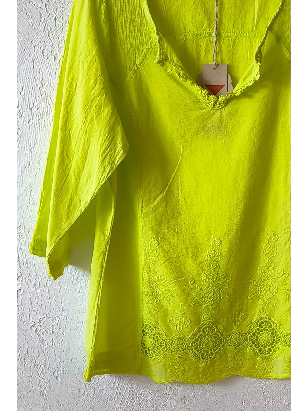 Neon Sarı Alttan Britli Yaka Düğmeli 3/4 Kol Delikişi Nakışlı Pamuklu Oversize Dokuma Bluz 65 51-1