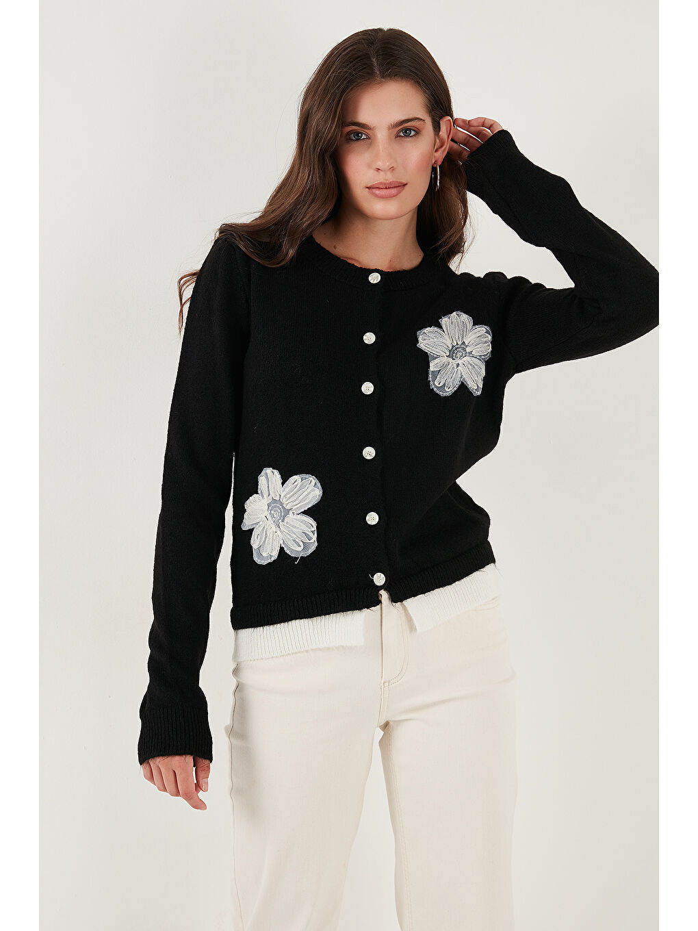 Siyah Premium Tül Çiçek Detaylı Regular Fit Bisiklet Yaka Düğmeli Triko Hırka 680HI002421-2