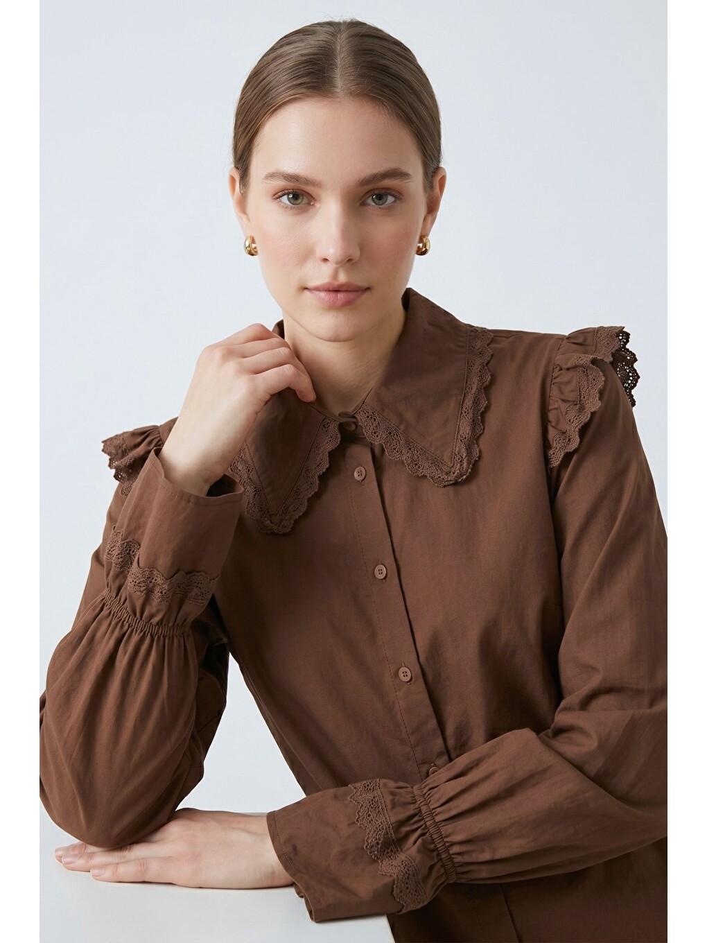 Kahverengi Oversize Kalıp Viktorya Esintili Fırfırlı Dantelli Gömlek-3