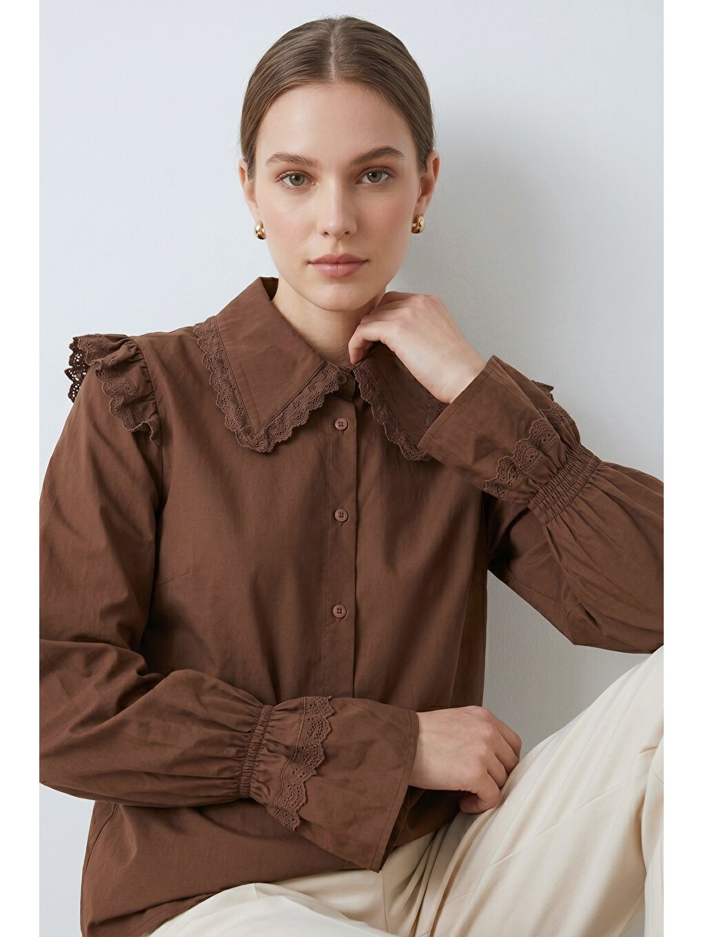 Kahverengi Oversize Kalıp Viktorya Esintili Fırfırlı Dantelli Gömlek-4