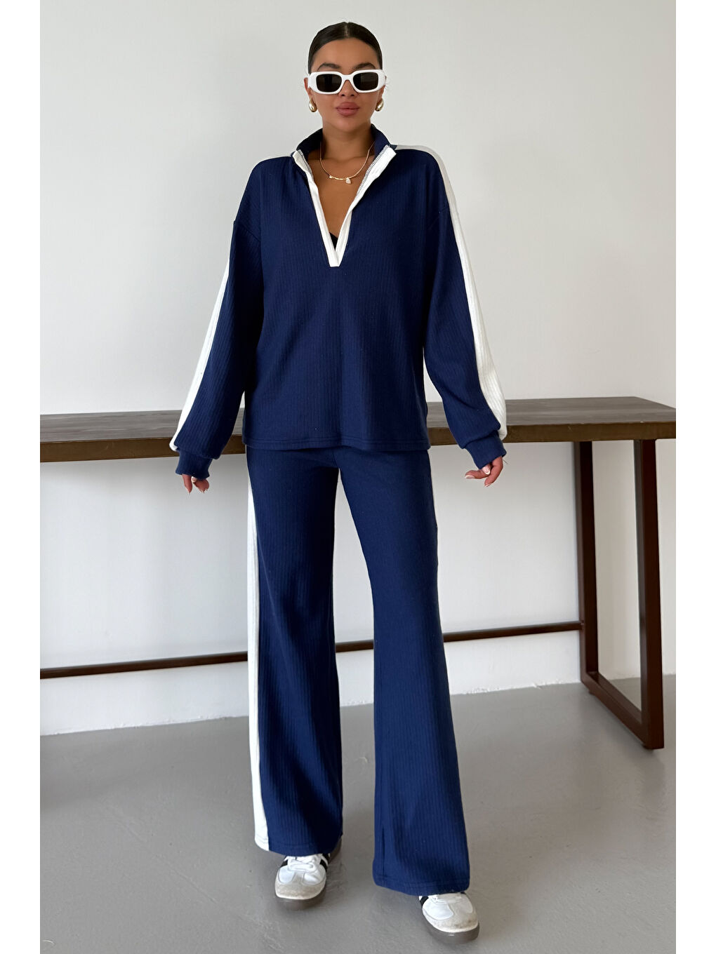 Kadın Koyu Lacivert V Yaka Beyaz Çizgi Detaylı Kazak Alt-Üst Pantolonlu Takım-5
