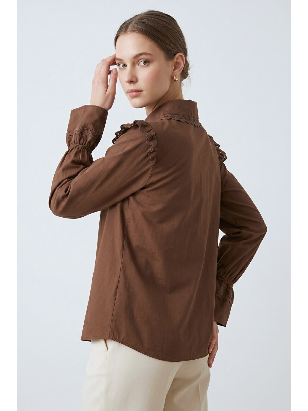 Kahverengi Oversize Kalıp Viktorya Esintili Fırfırlı Dantelli Gömlek-5