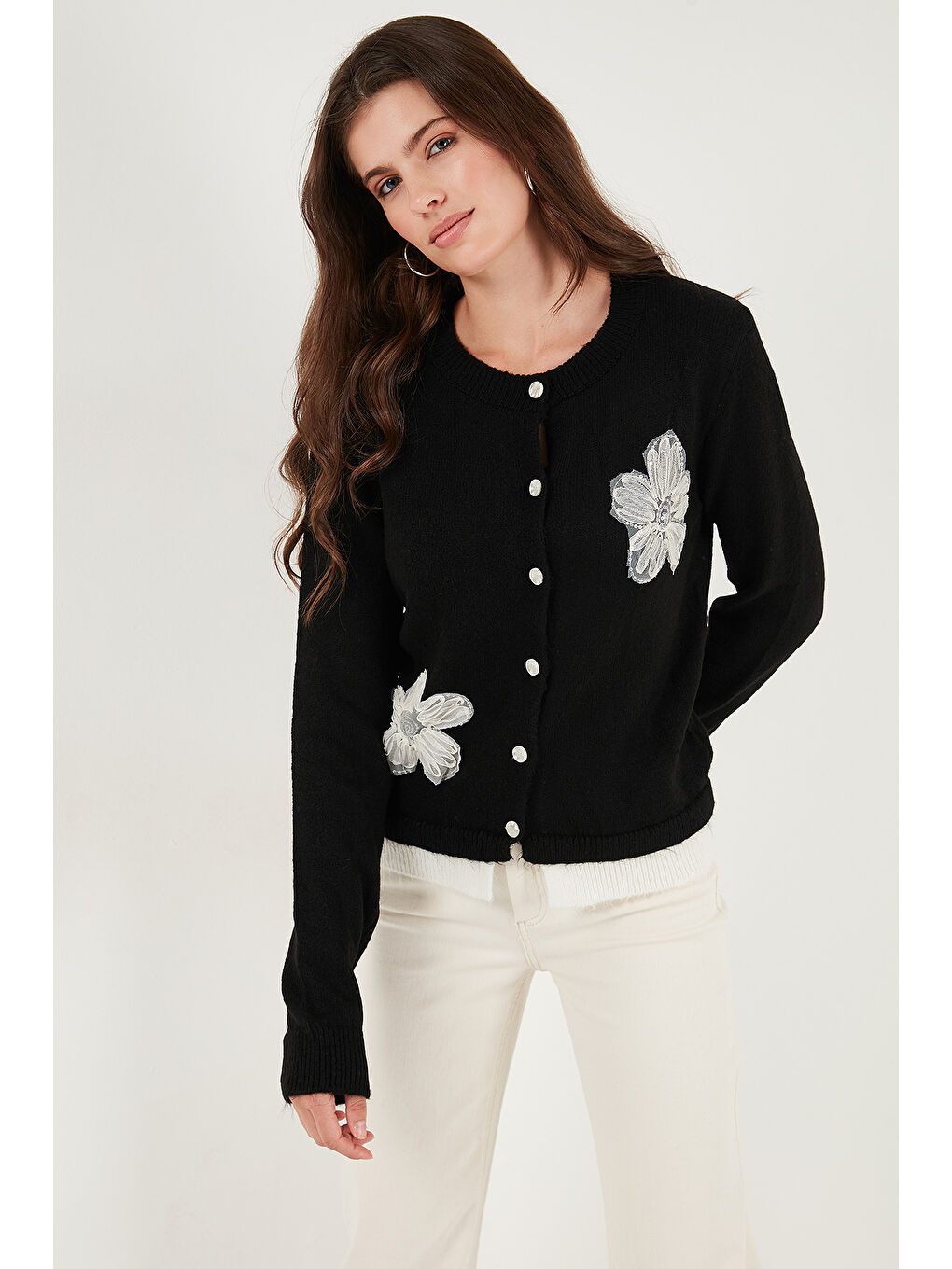 Siyah Premium Tül Çiçek Detaylı Regular Fit Bisiklet Yaka Düğmeli Triko Hırka 680HI002421-3