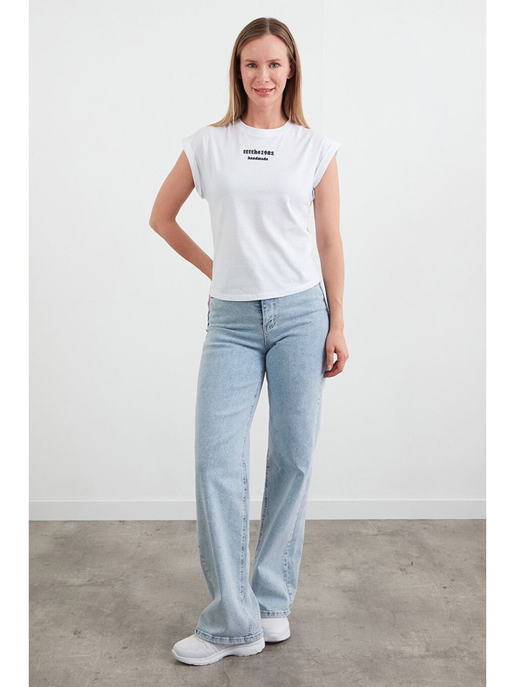 Beyaz Yazı Kabartma Baskılı Japone Kol Tişört-1