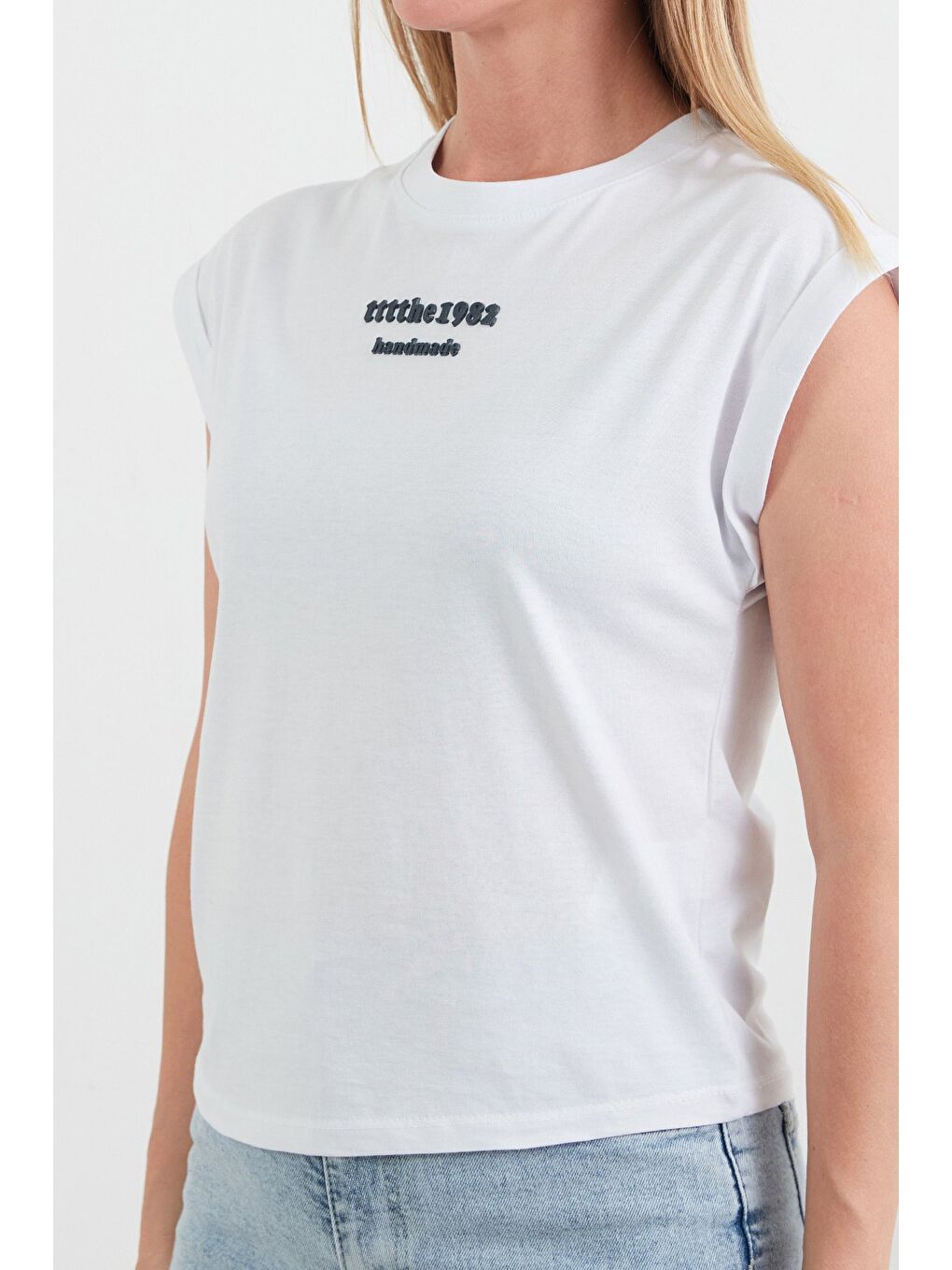 Beyaz Yazı Kabartma Baskılı Japone Kol Tişört-4