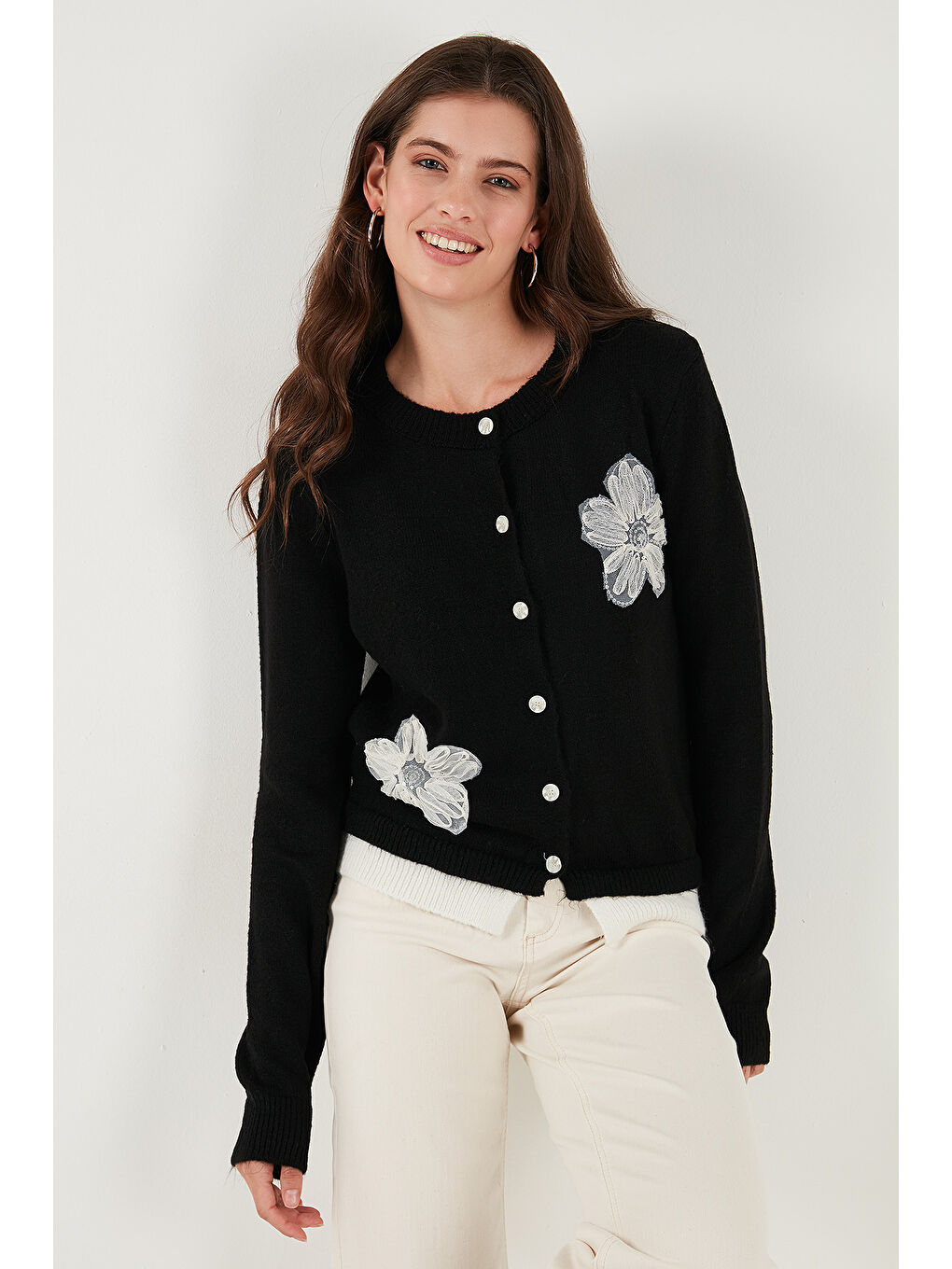 Siyah Premium Tül Çiçek Detaylı Regular Fit Bisiklet Yaka Düğmeli Triko Hırka 680HI002421-4