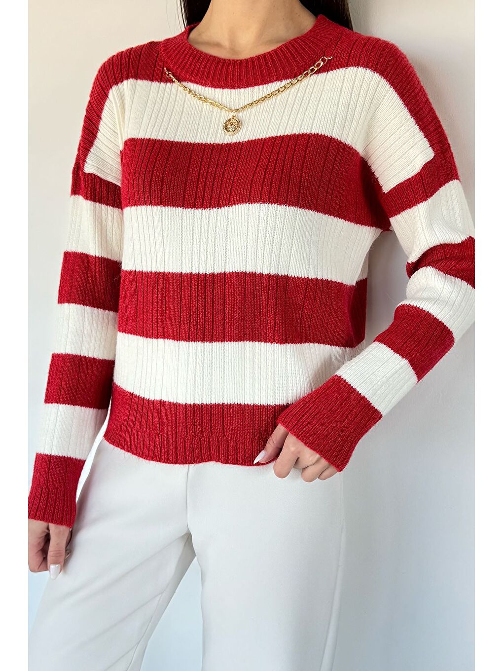 Kırmızı Kadın Kolyeli Triko Kazak