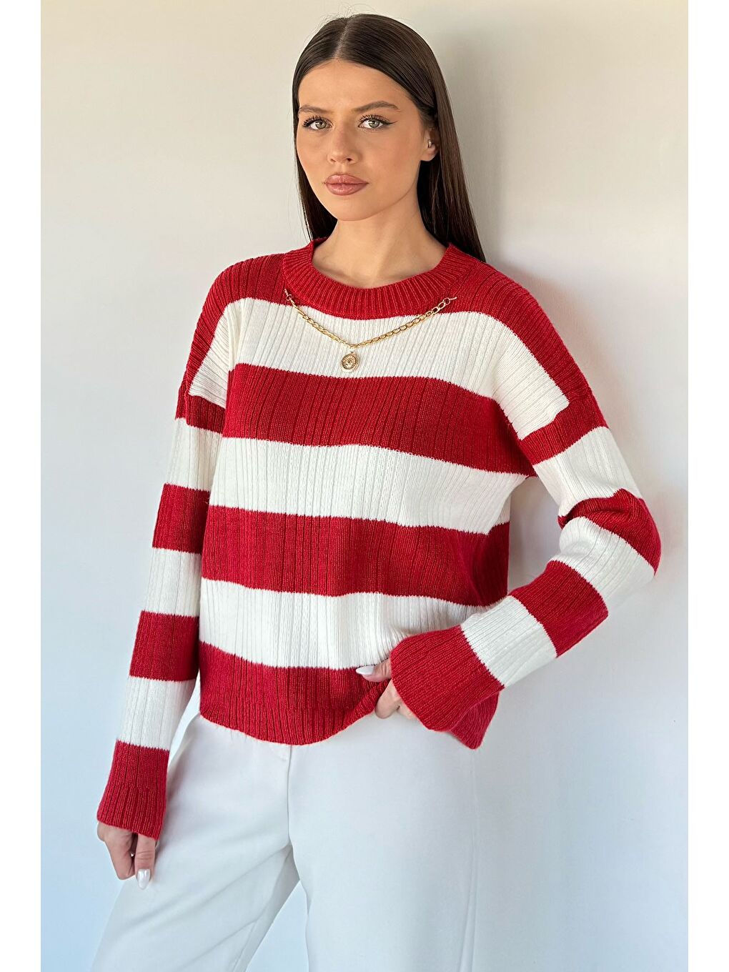 Kırmızı Kadın Kolyeli Triko Kazak-1