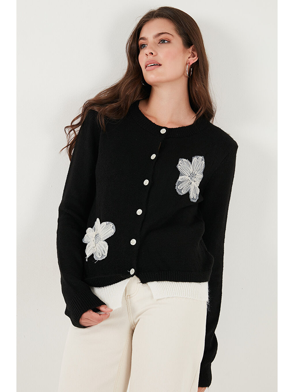 Siyah Premium Tül Çiçek Detaylı Regular Fit Bisiklet Yaka Düğmeli Triko Hırka 680HI002421-5