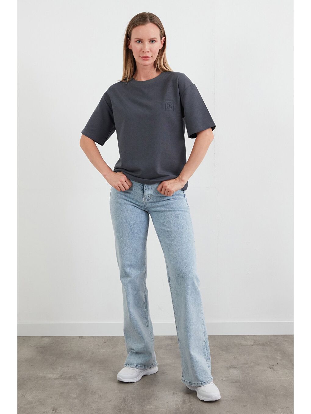 Antrasit R Harf Nakışlı Oversize Tişört-1