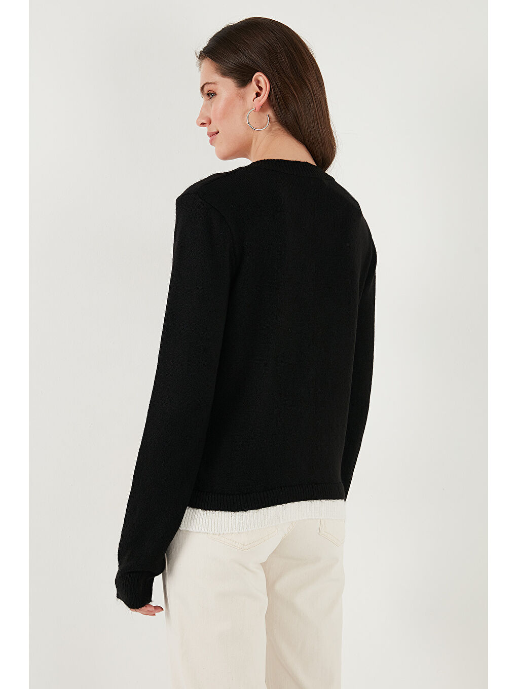 Siyah Premium Tül Çiçek Detaylı Regular Fit Bisiklet Yaka Düğmeli Triko Hırka 680HI002421-6