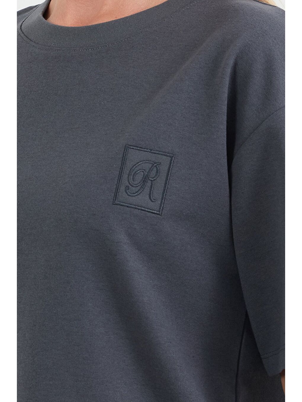 Antrasit R Harf Nakışlı Oversize Tişört-4