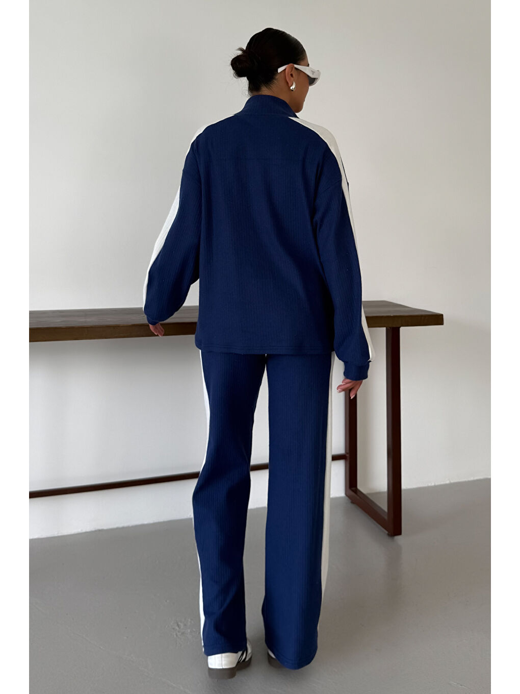 Kadın Koyu Lacivert V Yaka Beyaz Çizgi Detaylı Kazak Alt-Üst Pantolonlu Takım-7