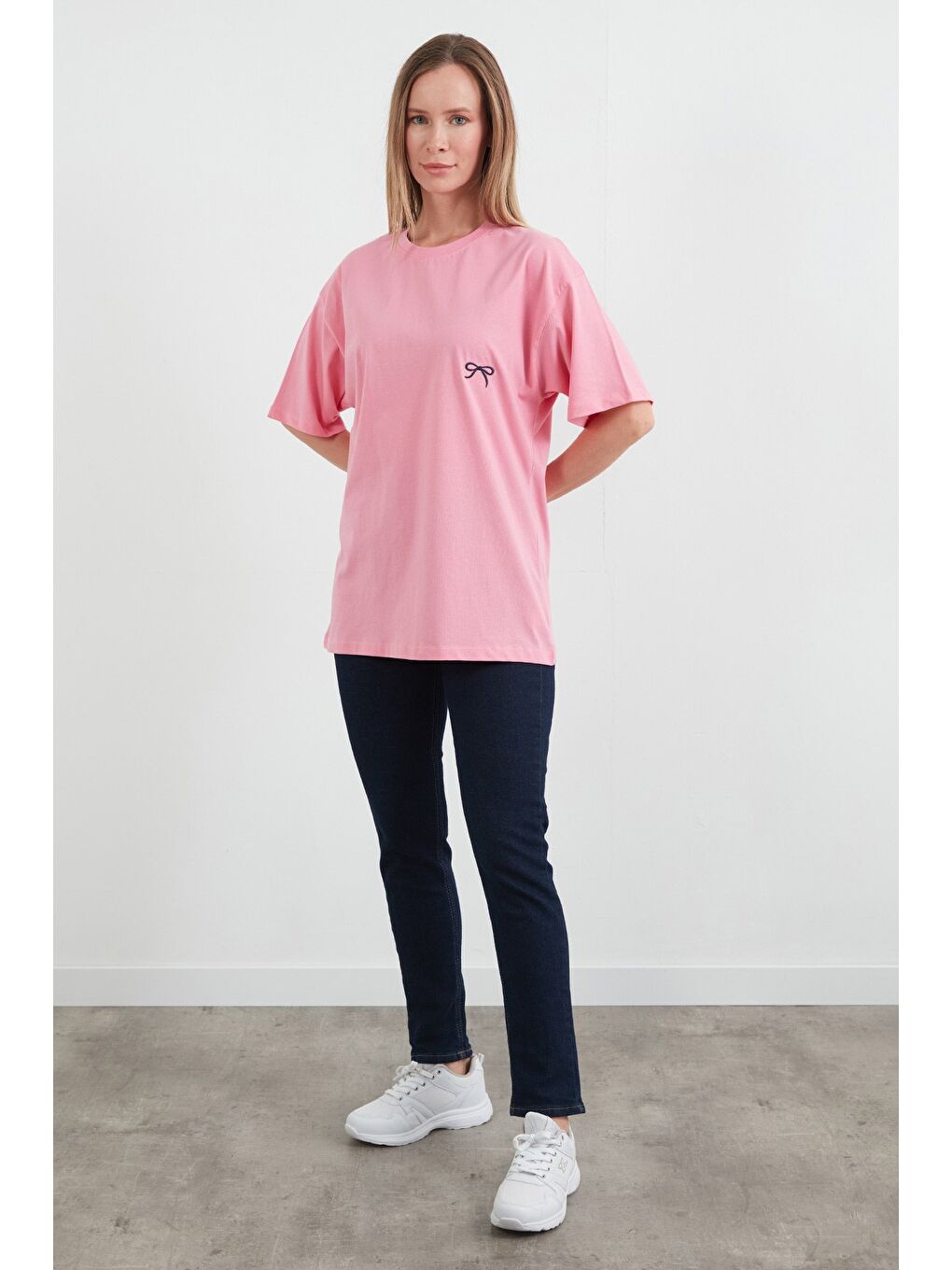 Pembe Kurdele Nakışlı Oversize Tişört-2