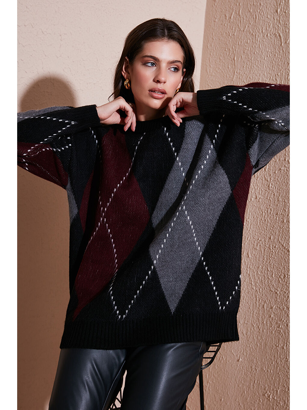 Siyah Oversize Fit Bisiklet Yaka Baklava Desenli Kazak 4615578-1